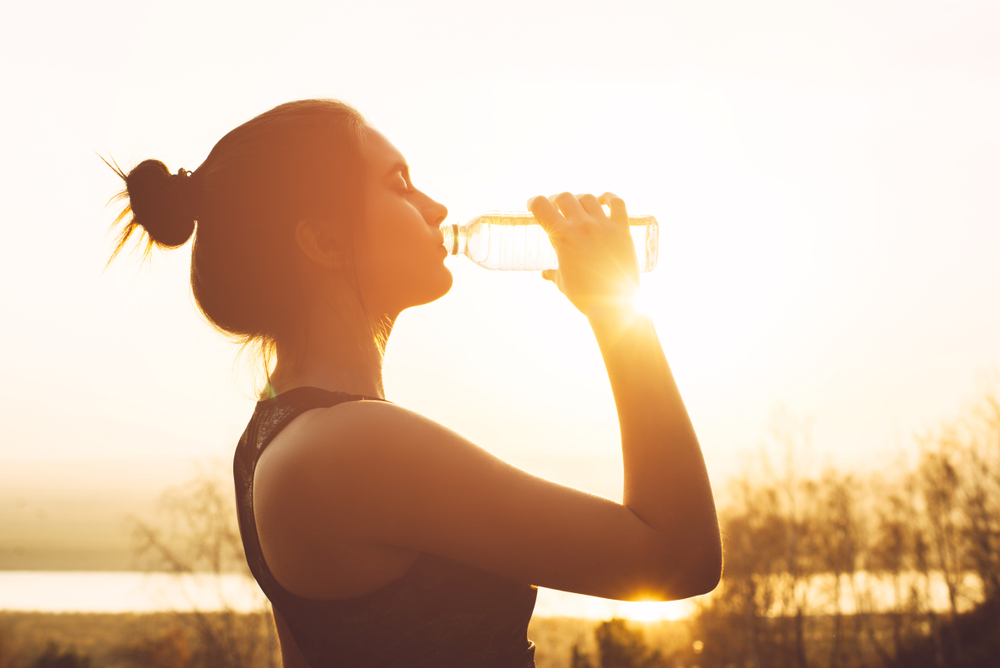 Beber água shutterstock 1544761217
