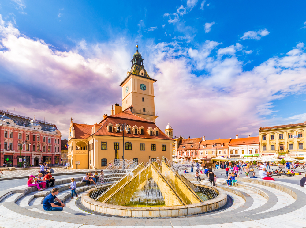 Brasov Transilvânia Romênia Crédito editorial Balate Dorin shutterstock 585600962 Brasil entra na lista dos 25 melhores destinos da National Geographic