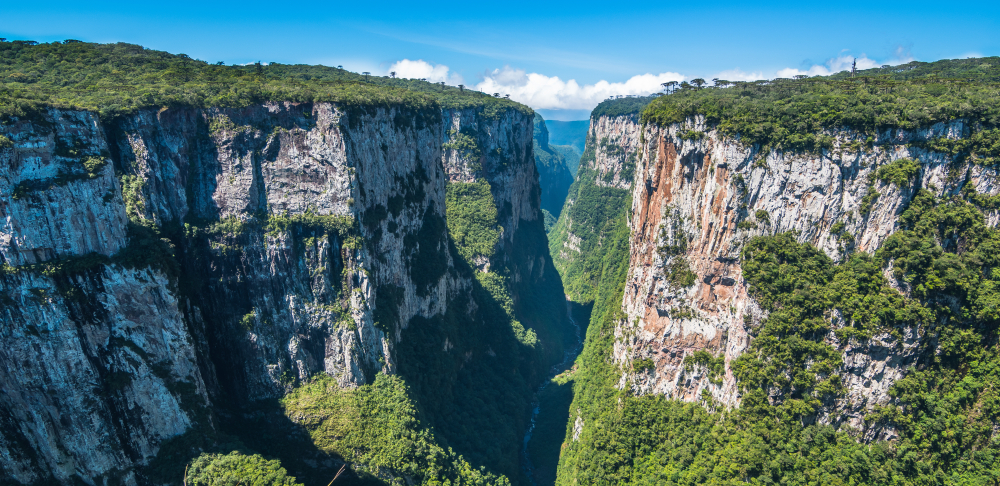 Vista do Cânion Itaimbezinho Rio Grande do Sul shutterstock 1348232126 Vista do Cânion Itaimbezinho Rio Grande do Sul shutterstock 1348232126