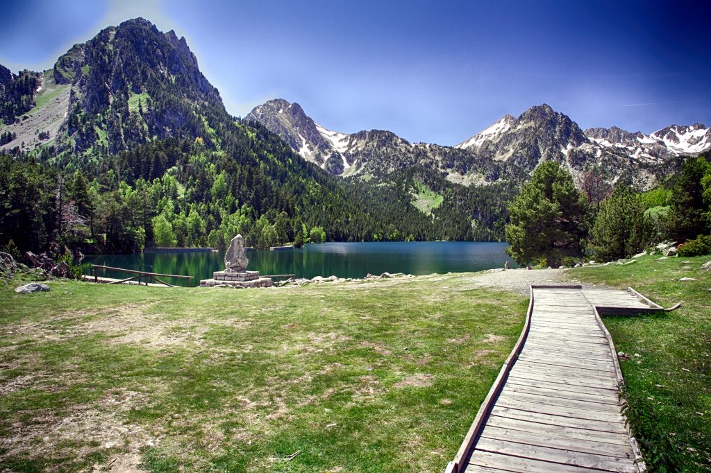 shutterstock Parc Nacional dAigüestortes i Estany de Sant Maurici 2 shutterstock Parc Nacional dAigüestortes i Estany de Sant Maurici 2