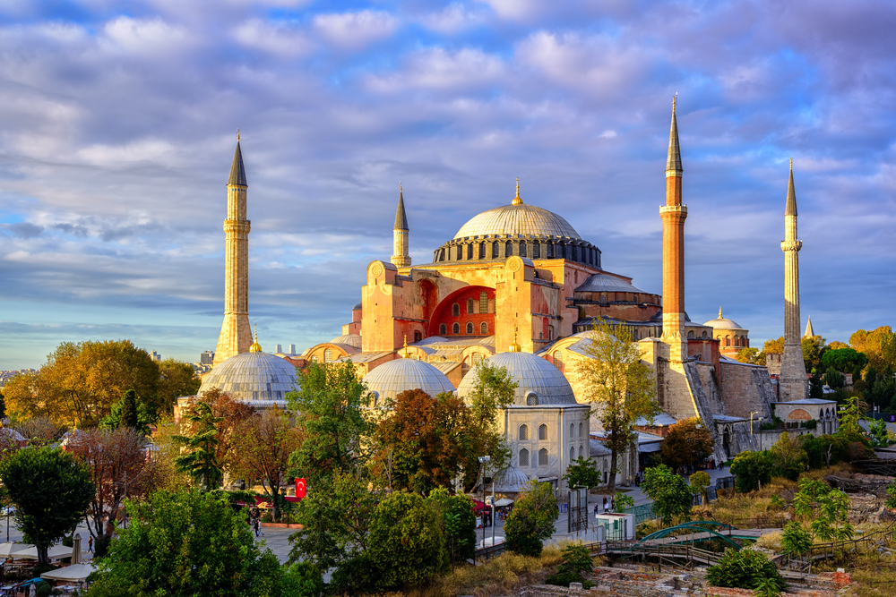 Antes de qualquer coisa, a Basílica de Santa Sofia, em Istambul, é uma das dicas de destinos para conhecer na Turquia | Crédito: Shutterstock