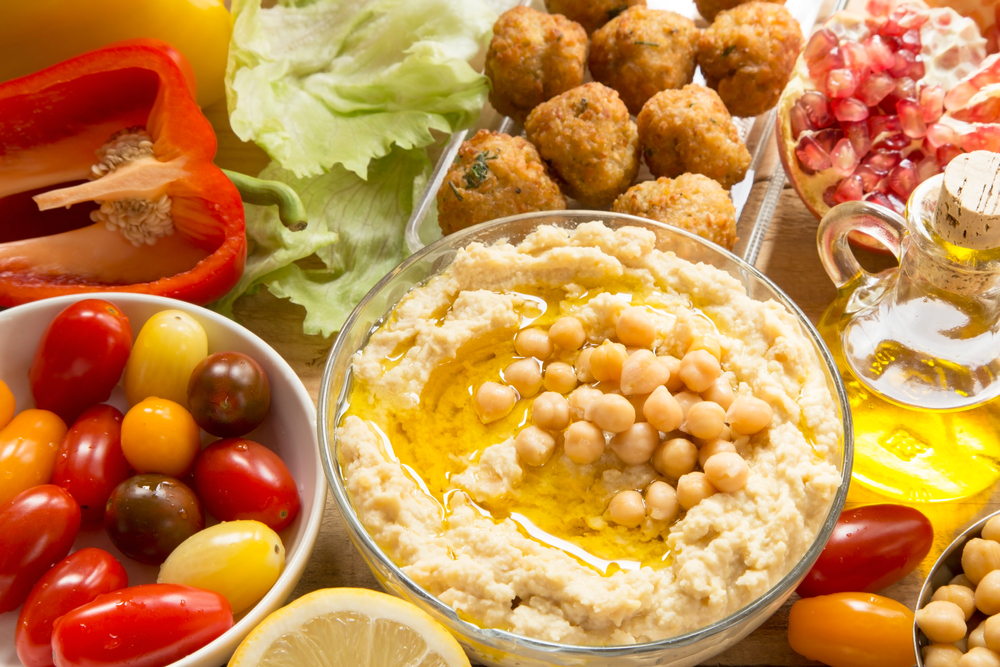 Refeicao tradicional com hummus e falafel Israel shutterstock 1721181121