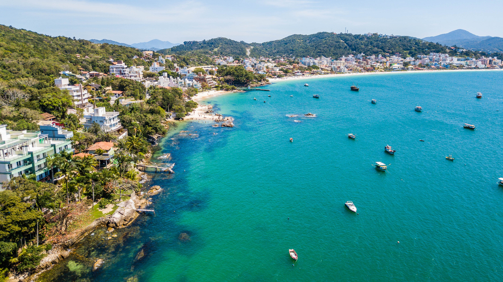 Vista aerea das praias da Lagoinha e Prainha Bombinhas Santa Catarina shutterstock 1624434856