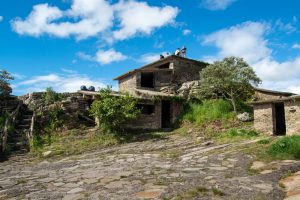 Casa da Piramide Sao Thome das Letras Minas Gerais Credito editorial Cacio Murilo shutterstock 1657229086