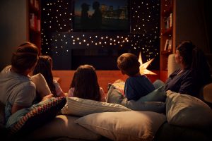 Familia assistindo filme shutterstock 750823333 Familia assistindo filme shutterstock 750823333