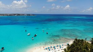 Quais países não exigem passaporte: vista aérea de San Andrés - Colômbia | Crédito: Shutterstock