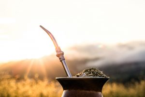 Vai um chimarrão aí? A tradicional bebida pode ser uma ótima companhia enquanto você descobre quais cidades fazem parte da Serra Gaúcha | Crédito: Shutterstock