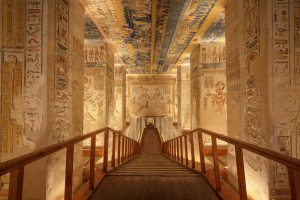 Interior da tumba de Ramses VI Vale dos Reis Luxor Egito Credito editorial Jakub Kyncl shutterstock 467883095 Interior da tumba de Ramses VI Vale dos Reis Luxor Egito Credito editorial Jakub Kyncl shutterstock 467883095