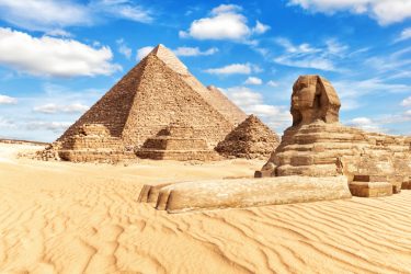 Piramides do Egito Cairo shutterstock 1434268058