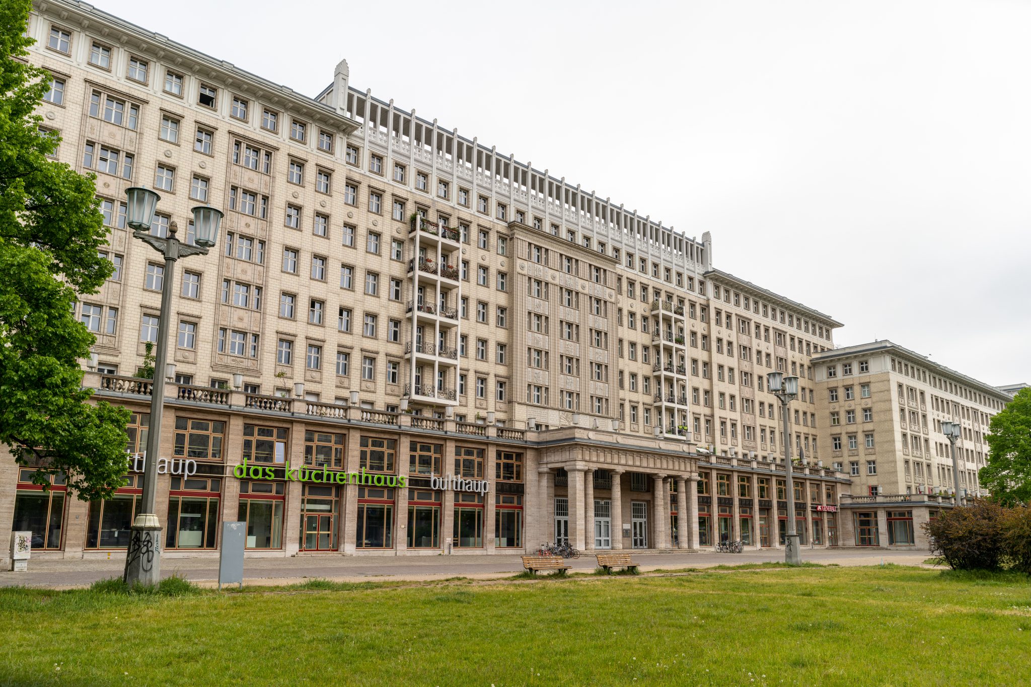 Karl Marx Allee Berlim Alemanha Credito editorial Glen Berlin shutterstock 1723974532 Karl Marx Allee Berlim Alemanha Credito editorial Glen Berlin shutterstock 1723974532