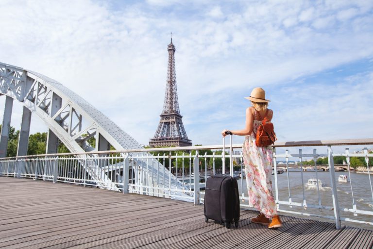 Uma das vantagens de fazer um stopover é poder conhecer a Torre Eiffel, por exemplo | Crédito: Shutterstock