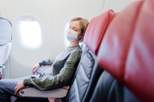 dormir no aviao shutterstock 1851359944 Tente se acomodar bem o suficiente para cochilar no avião e, assim, minimizar os efeitos do jet lag | Crédito: Shutterstock