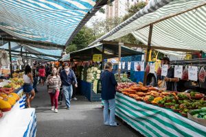 feira de rua shutterstock 1961496976
