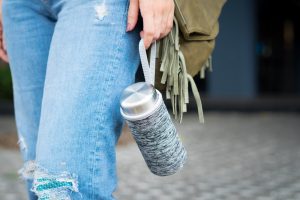 Como ter um dia a dia mais sustentável: substitua as garrafinhas de água por opções mais duradouras, que possam ser reutilizadas várias vezes | Crédito: Shutterstock