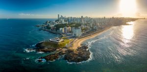 Farol da Barra Salvador Bahia shutterstock 1172488579 Destinos nacionais mais buscados pelo público LGBT+: vista aérea do Farol da Barra, em Salvador, na Bahia | Crédito: Shutterstock