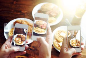 Instagram shutterstock 210790618 Para aumentar o engajamento no Instagram: compartilhe uma experiência de sucesso: republique os posts que os seus seguidores te marcarem | Crédito: Shutterstock