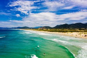 Praia da Joaquina Florianopolis shutterstock 1511763644 Destinos nacionais mais buscados pelo público LGBT+: recorte da bela Praia da Joaquina, em Florianópolis, Santa Catarina | Crédito: Shutterstock