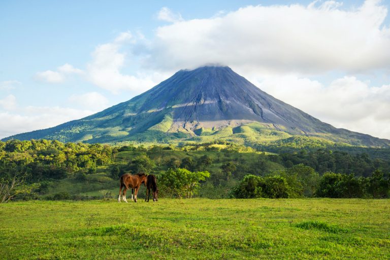 Vulcao Arenal Costa Rica shutterstock 409295185