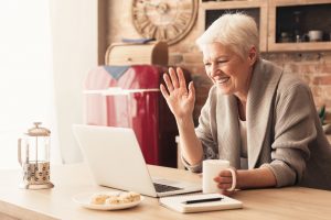 agente de viagens shutterstock 1666877053 Dicas para reaquecer as vendas: mostre para os seus clientes que você se importa com o que eles têm a dizer e que encontram um canal aberto com você | Crédito: Shutterstock