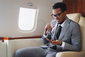 remedio em viagem de aviao shutterstock 1691203459 remedio em viagem de aviao shutterstock 1691203459