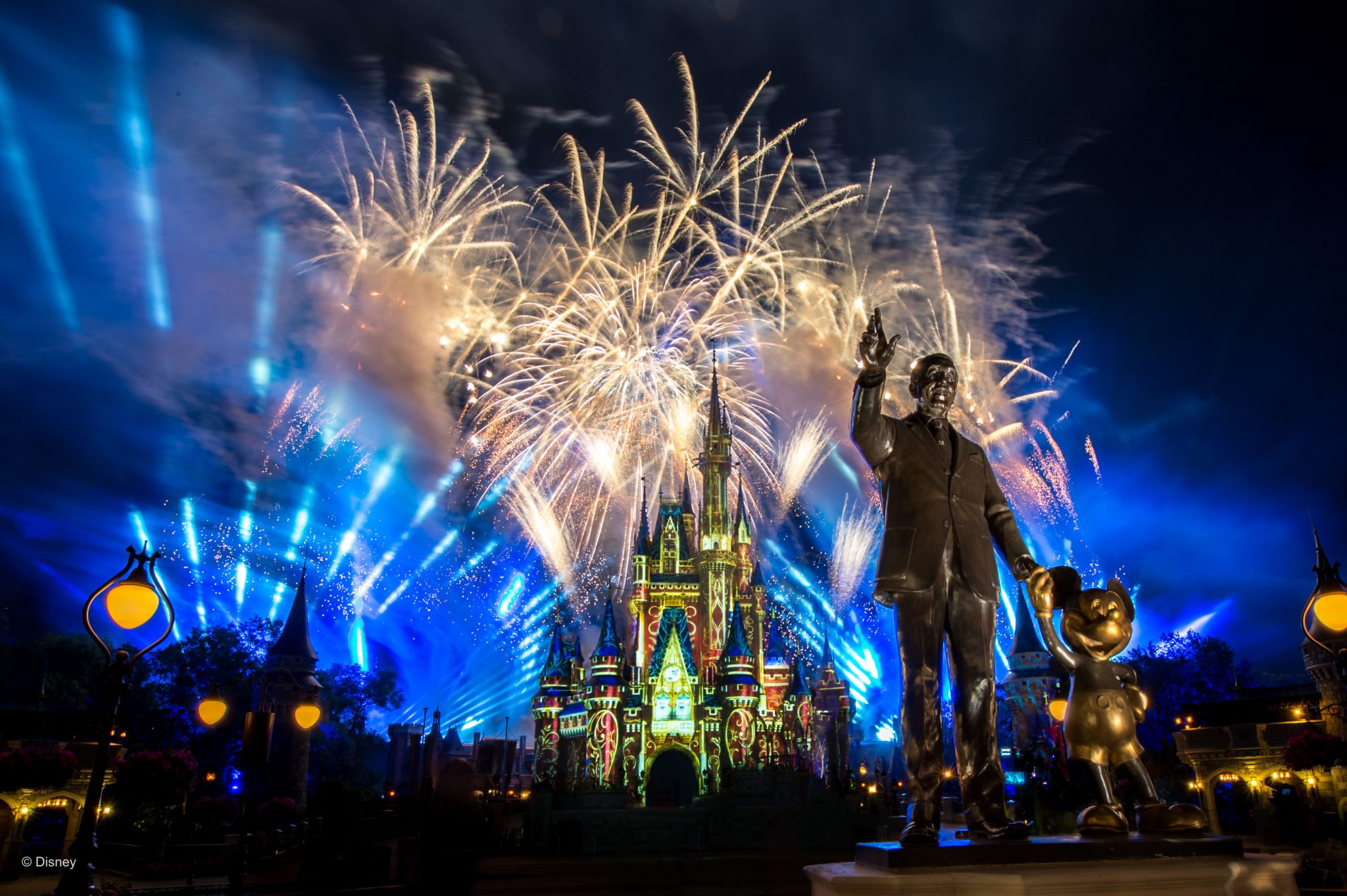 Disney retoma shows de fogos de artifício na Flórida e na Califórnia