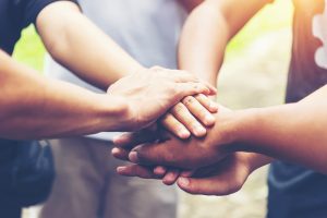 solidariedade shutterstock 1801415497 A união faz a força no Dia da Caridade e em todos os outros: ajudar o próximo é questão de cidadania | Crédito: Shutterstock