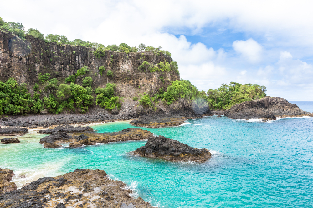 Baia dos Porcos Fernando de Noronha Pernambuco shutterstock 1048810439