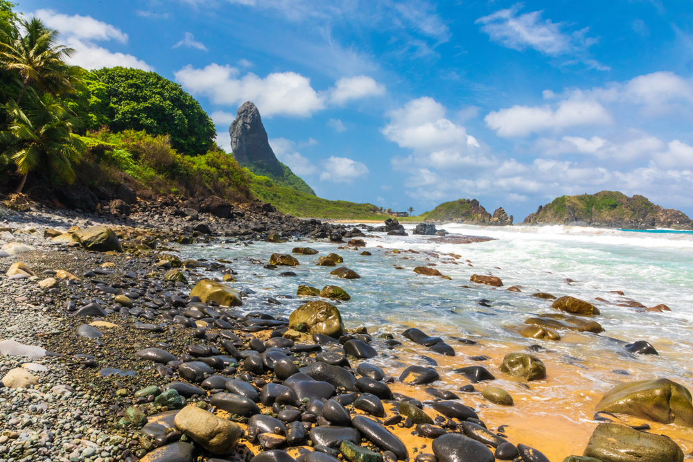Vista para a Praia do Cachorro e para o Morro do Pico Fernando de Noronha Pernambuco shutterstock 1450870874