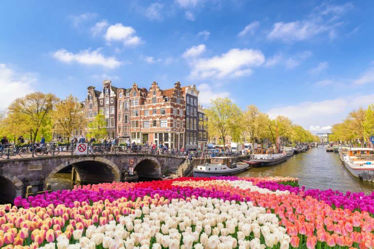Amsterda Holanda shutterstock 1012458397