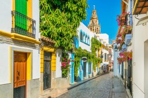 Cordoba Espanha Andaluzia shutterstock 1514178038 Quer ir pra Andaluzia? Então conte com o apoio de um(a) agente de viagens | Recorte do bairro de Judería, em Córdoba, Espanha | Crédito: Shutterstock