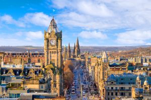Edimburgo Escocia shutterstock 598314359 Segure a vontade de conhecer Edimburgo, na Escócia, porque a Grã-Bretanha segue fechada para o Brasil | Crédito: Shutterstock