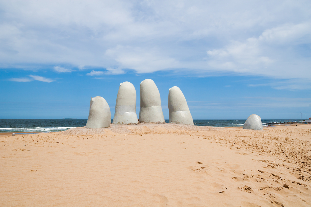 la-mano-punta-del-este-uruguai-shutterstock-344128685-segue-viagem