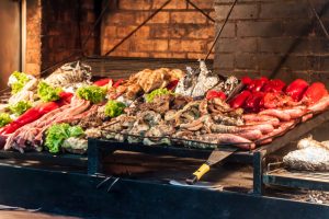 Final da Libertadores 2021: tá a fim de saborear a comida uruguaia? O Mercado do Porto, em Montevidéu, é uma boa dica | Crédito: Shutterstock