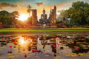 Templo Wat Mahathat Ayutthaya Tailandia shutterstock 638220802