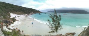 Tá a fim de descobrir o que fazer em Arraial do Cabo, no Rio de Janeiro? Então conheça a Praia do Farol | Crédito: Shutterstock