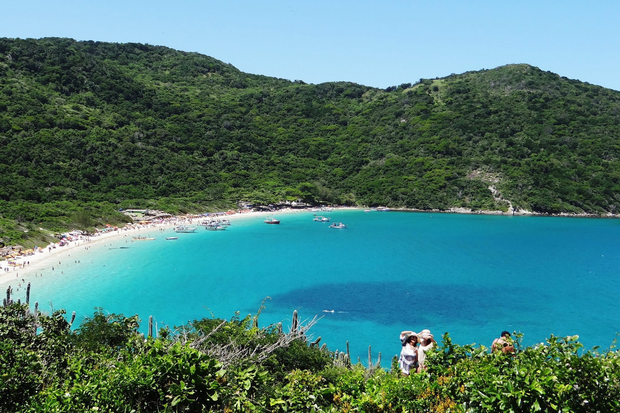 O que fazer em Arraial do Cabo: curtir a vista para a estonteante Praia do Forno | Crédito: Shutterstock