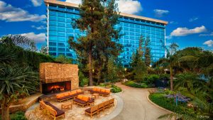 Onde comer na Disney: quer experimentar o Goofy’s Kitchen ou o Trader Sams Enchanted Tiki Bar? Então vá ao Disneyland Hotel, que fica no Disneyland Resort | Crédito: ©Disney