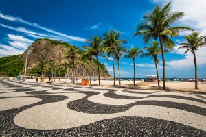 Calcadao de Copacabana Rio de Janeiro shutterstock 573162853 O que fazer em Copacabana: o calçadão de Copacabana é, acima de tudo, um dos principais símbolos do Rio de Janeiro l Crédito: Shutterstock