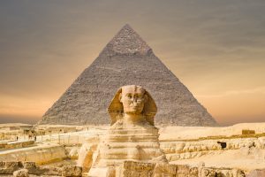 Tá a fim de ver de perto a Grande Esfinge e as pirâmides de Gizé, no Cairo? Então vem ver tudo o que você precisa saber antes de ir para o Egito | Crédito: Shutterstock