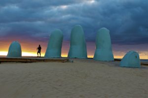 La Mano Punta del Este Uruguai Credito editorial Ricardo Barata shutterstock 1502875796 La Mano Punta del Este Uruguai Credito editorial Ricardo Barata shutterstock 1502875796