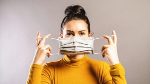 Mascara shutterstock 1678274461 Tá a fim de saber qual máscara usar no avião? Então leia este post e, antes de mais nada, higienize as mãos para colocar a sua | Crédito: Shutterstock