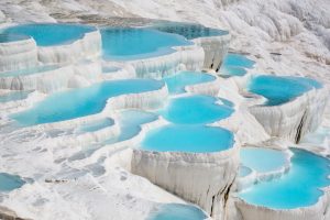 Pamukkale Turquia shutterstock 1517171681 Vistas de outro planeta: antes de mais nada, quem não gostaria de apreciar de perto uma beleza dessas? Pamukkale, ou o Castelo de Algodão, fica em Denizli, na Turquia | Crédito: Shutterstock