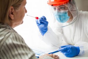 Testes para a COVID-19 fazem parte das exigências para voltar ao Brasil. Porém, atente-se aos prazos | Crédito: Shutterstock