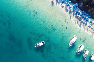 Arraial do Cabo Rio de Janeiro shutterstock 1263328246 Destinos de águas cristalinas no Brasil: Arraial do Cabo (RJ) tem mar tão cristalino que ganhou o nome de Capital do Mergulho. Portanto, vale a pena conhecer | Crédito: Shutterstock