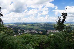 Lugares perto de São Paulo para conhecer: vista panorâmica de Águas de Lindoia | Crédito editorial: Dado Photos/Shutterstock.com