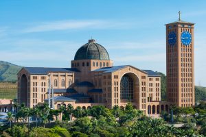Lugares perto de São Paulo para conhecer: recorte do Santuário Nacional de Nossa Senhora Aparecida, em Aparecida do Norte | Crédito: Shutterstock