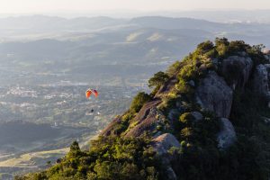 Lugares perto de São Paulo para conhecer: em Atibaia é muito comum a prática de voos livres, mas você teria coragem? | Pedra Grande, Atibaia, São Paulo | Crédito editorial: Luiz Barrionuevo/Shutterstock.com