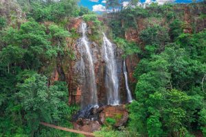 Lugares perto de São Paulo para conhecer: gosta de aventura? Então dá só uma olhada na cachoeira Véu da Noiva, em Brotas, São Paulo | Crédito: Shutterstock