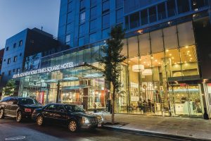Onde se hospedar nos Estados Unidos: fachada do RIU Plaza New York Times Square, em Nova York | Crédito: Divulgação