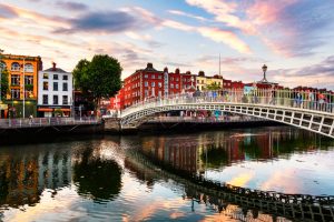 Dublin Irlanda shutterstock 1116656705 Tá a fim de ir para a Irlanda? Pois o governo do país anunciou que as restrições de saúde adotadas por conta da pandemia vão chegar ao fim | Dublin, a capital do país | Crédito: Shutterstock